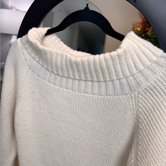 Elegant White Mini dress with long sleeves made of thick knit fabric. - Picture 3 of 8